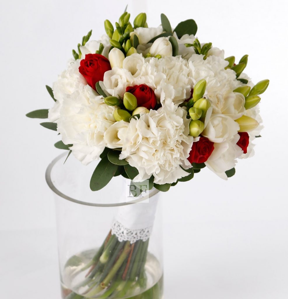 Это декоративное растение. Его нередко используют в букетах, особенно свадебных.