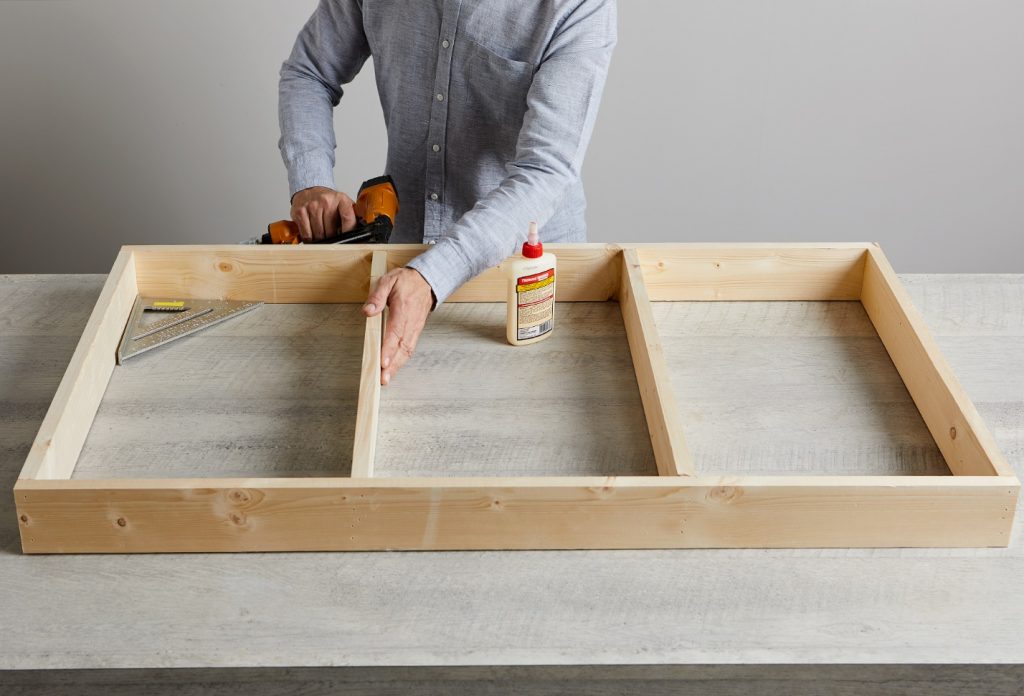 Чтобы углы были ровные, используют угольник