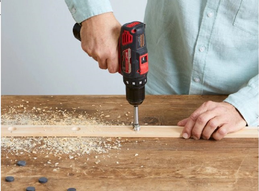 Когда разметка сделана, с помощью дрели с круглой насадкой нужно просверлить отверстия для магнитов