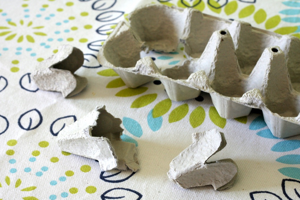 Наглядный пример производства цветов из яичных коробок