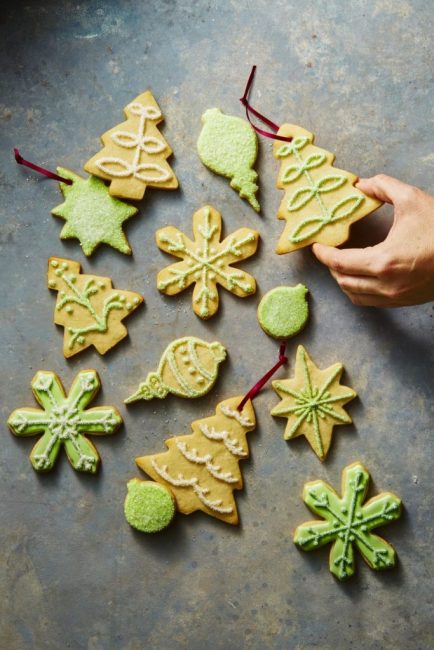 Имбирное печенье – классическое украшение для Рождества и Нового года. Его делают, использую специальные формы и глазурь из сахарной пудры с красителями. Такому декору особенно рады дети