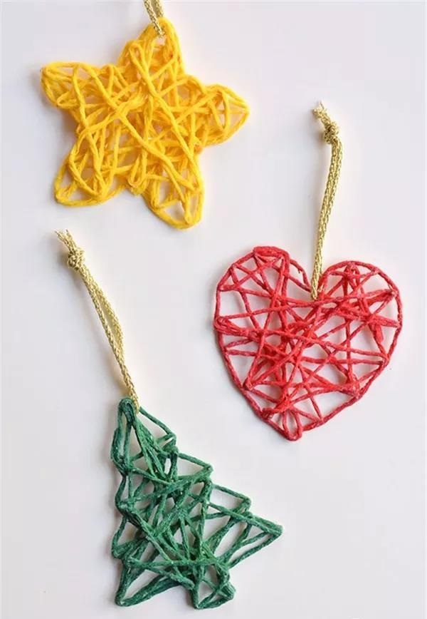 Легкие, воздушные объемные украшения подходят для любой елочки. Сделать такие можно из пряжи, щедро смазанной клеем ПВА. Нити наматываются на каркас из гвоздей, а после подсыхания клея снимаются с них. Таким образом можно сделать любое украшения на любой праздник!