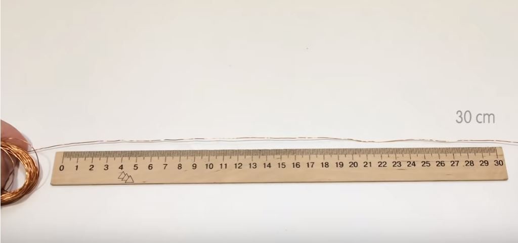 Отмеряем и отрезаем 30 см проволоки