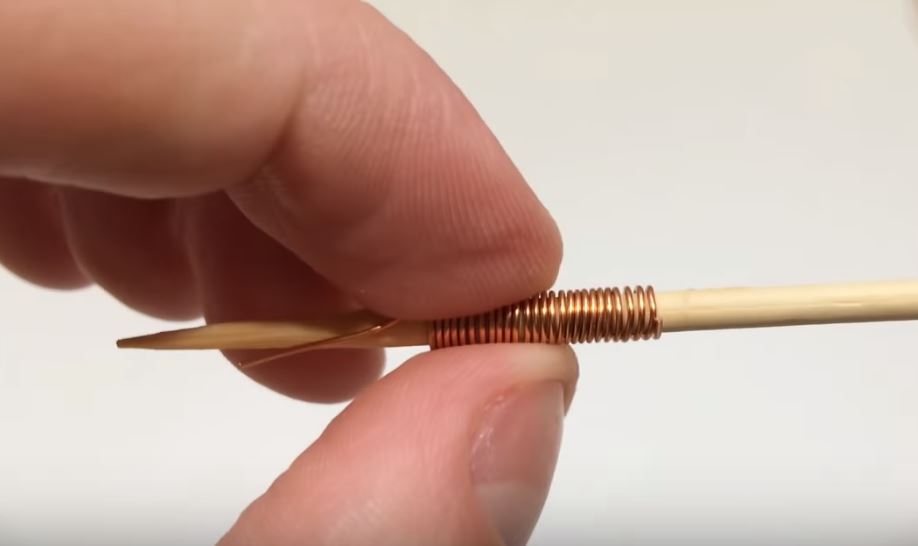 Наматываем проволоку на тонкую палочку