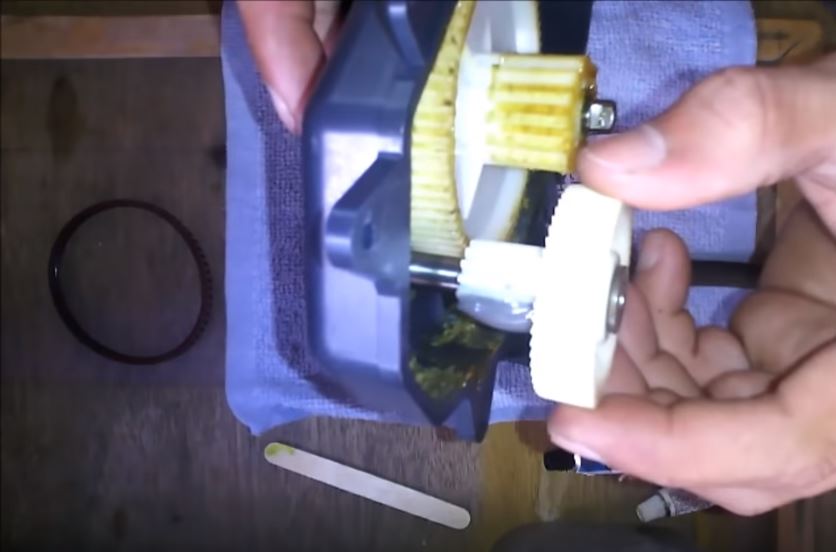 Вставляем шестерню