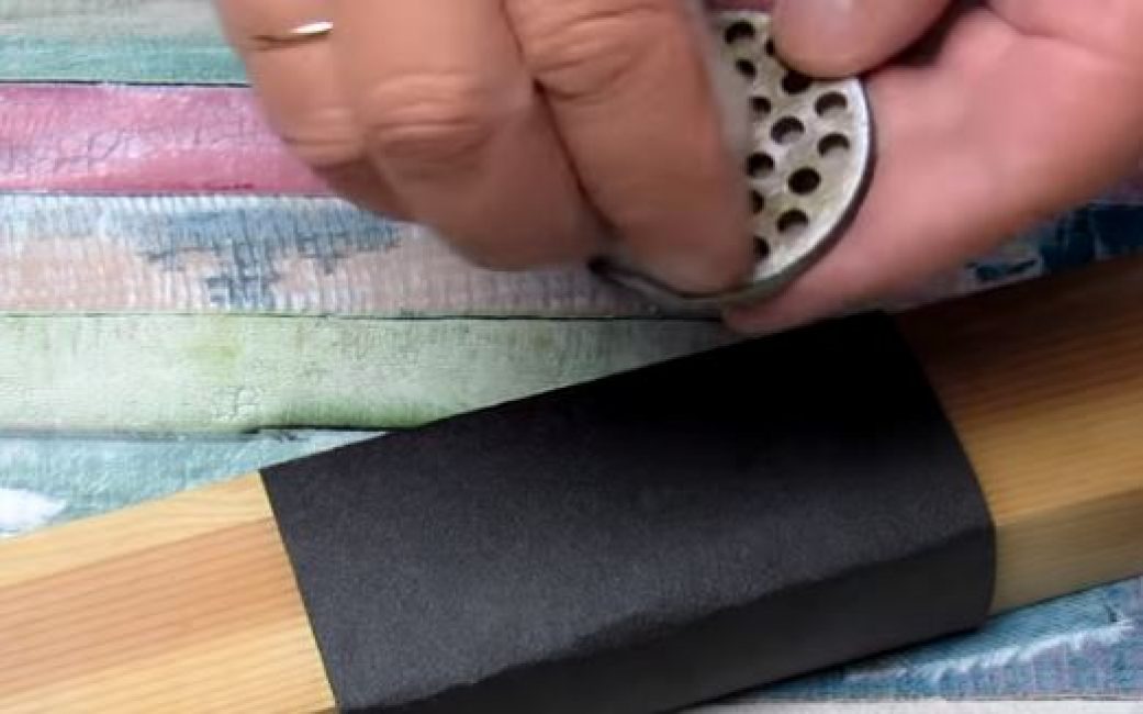 С помощью губки смачиваем водой нож-сеточку