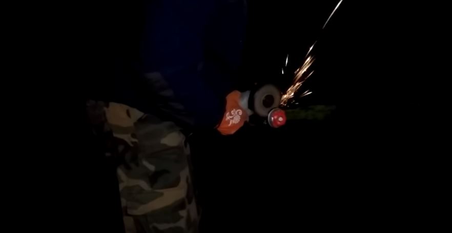 Отрезаем верхнюю часть баллона