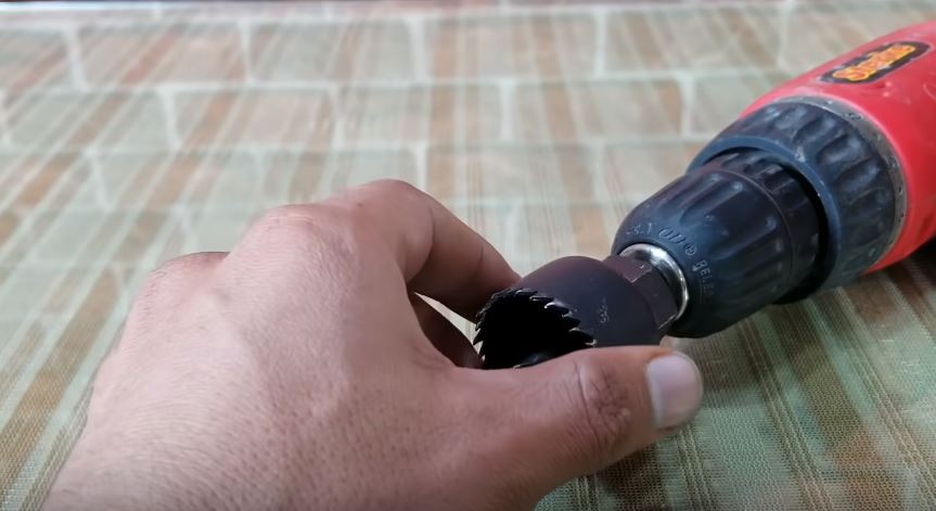 В дрель вставляем коронку