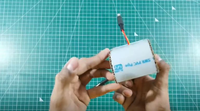 Вставляем аккумулятор