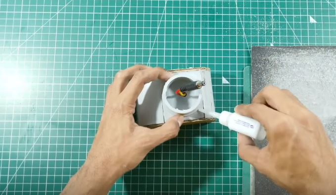 Приклеиваем заглушку