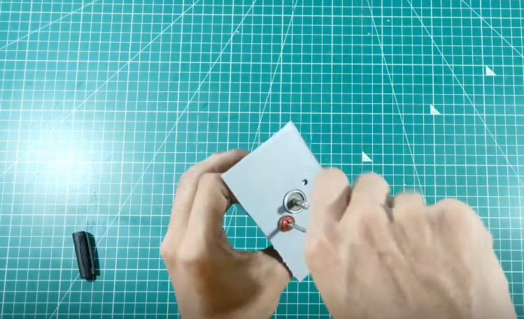 Просверливаем отверстие