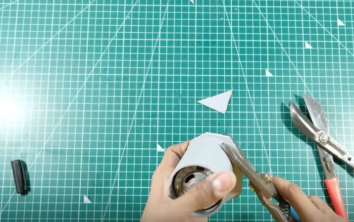 Приклеиваем трубу