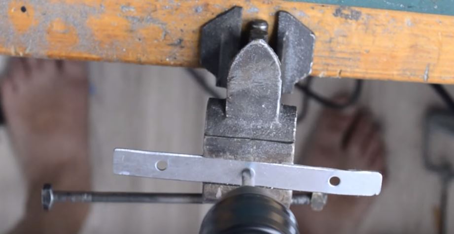 Рассверливаем отверстие