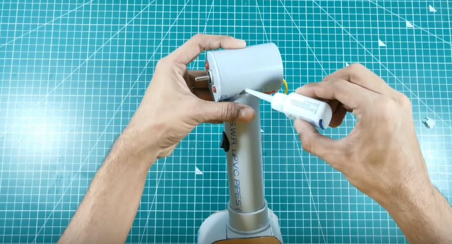 Приклеиваем ручку к двигателю