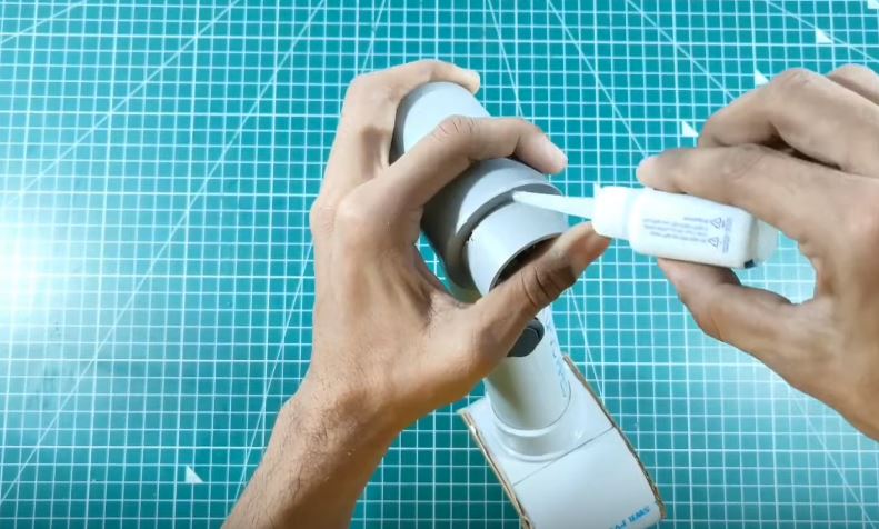 Приклеиваем отрезок трубы