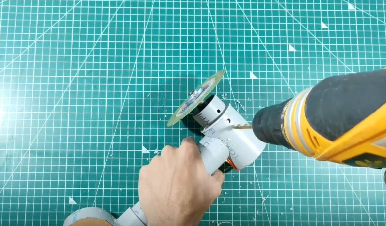 Просверливаем отверстие