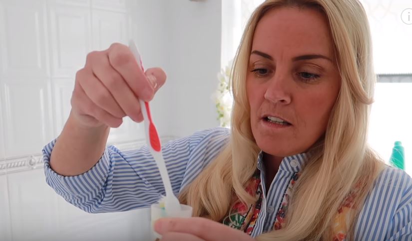 Размешиваем щеткой