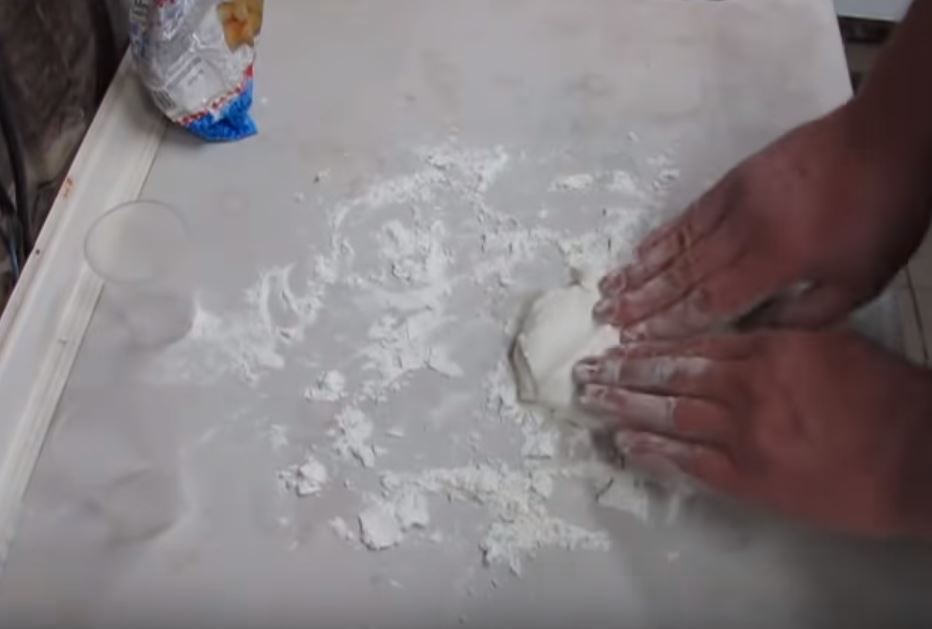 Обваливаем в крахмале