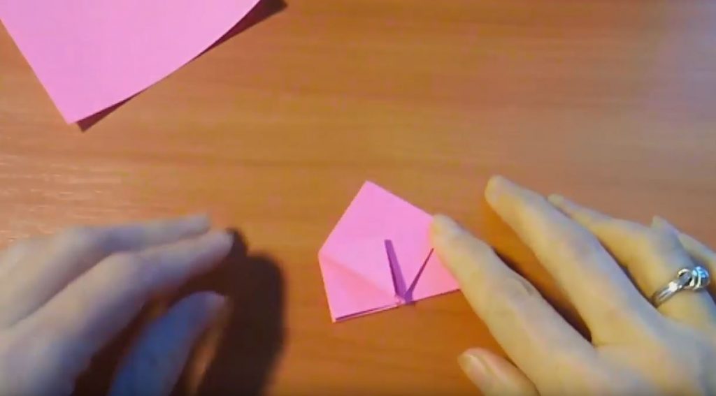 Загибаем два угла к середине