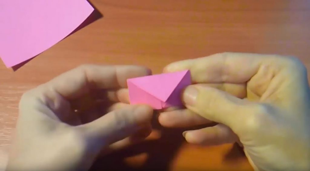 Вершину заготовки загибаем вниз и разворачиваем обратно