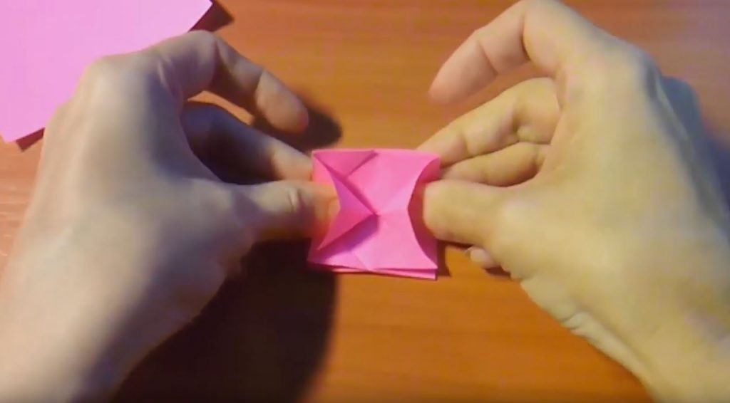 Открыв низ детали, находим центр