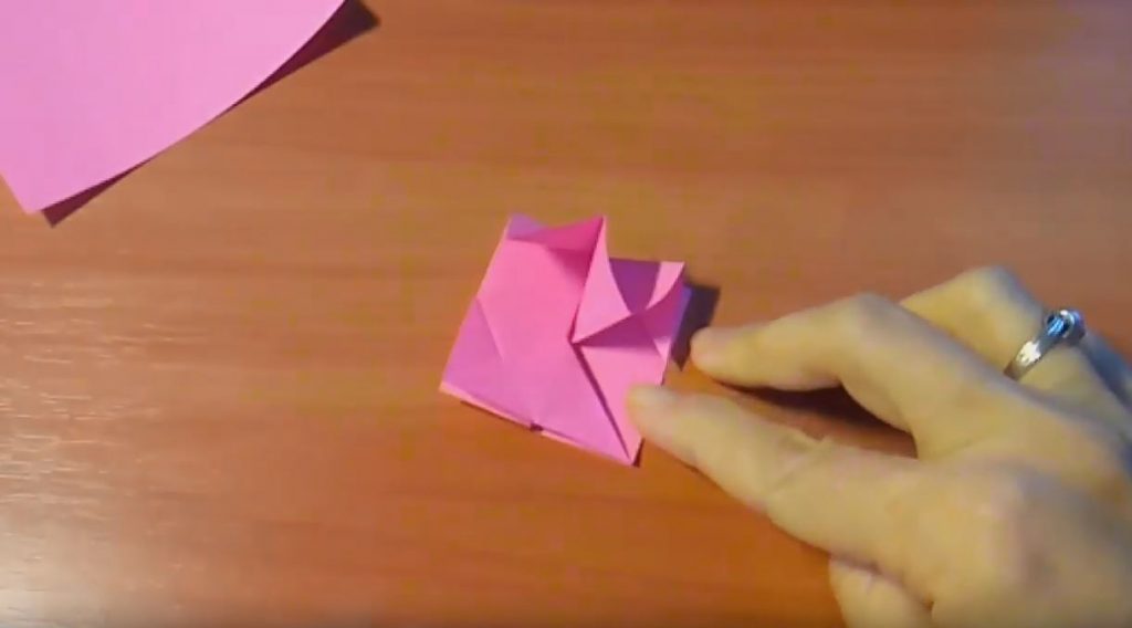 Надавливаем на центральный треугольник и делаем его плоским