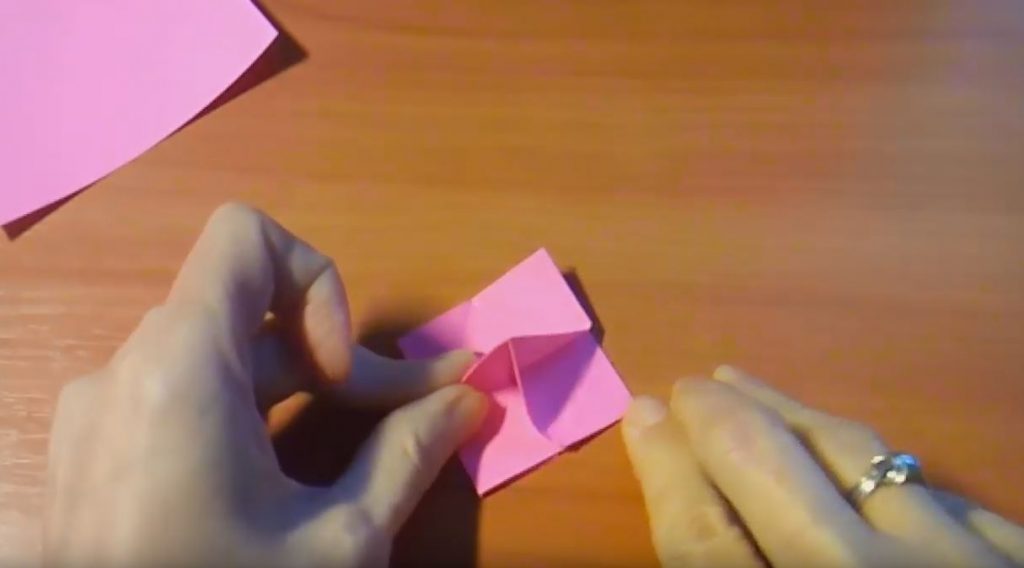 Приподнимаем верхний слой бумаги и загибаем его на себя