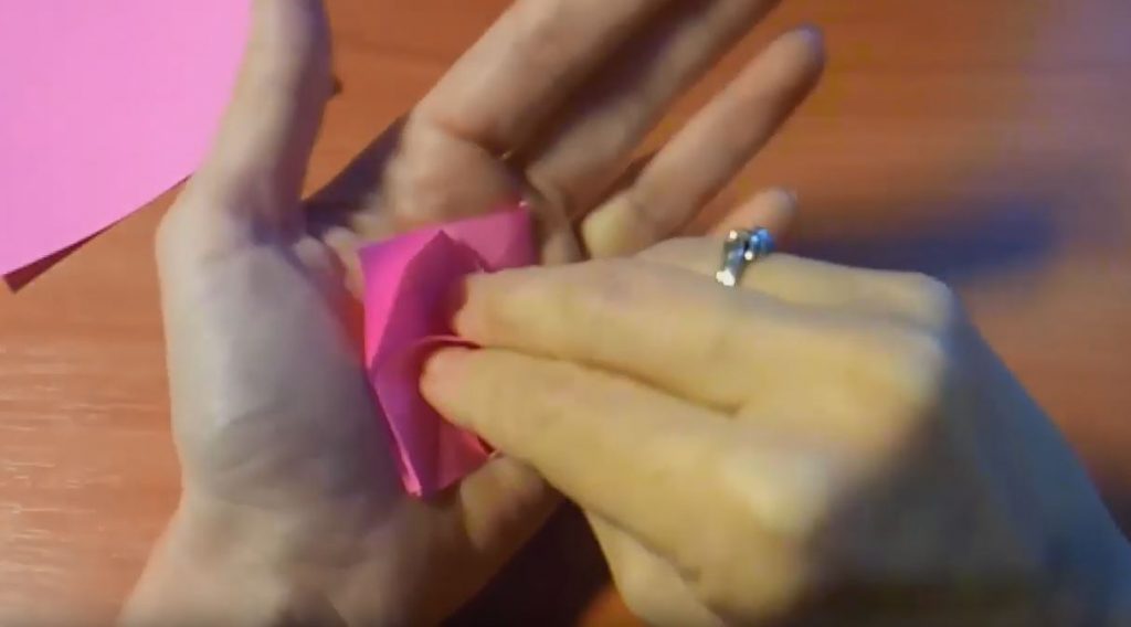 основание розочки располагаем на левой ладони