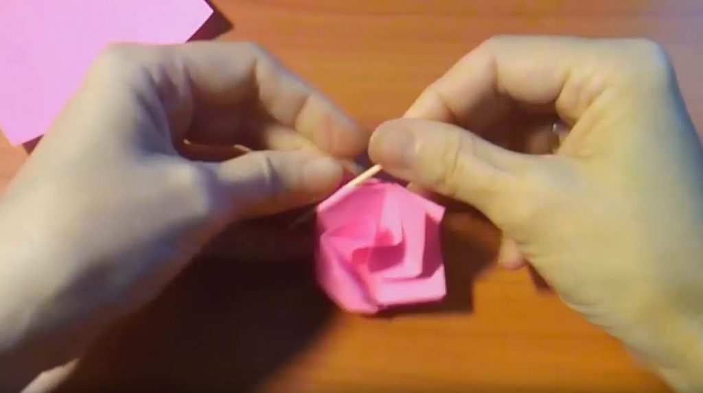 подкручиваем кончики лепестков роз