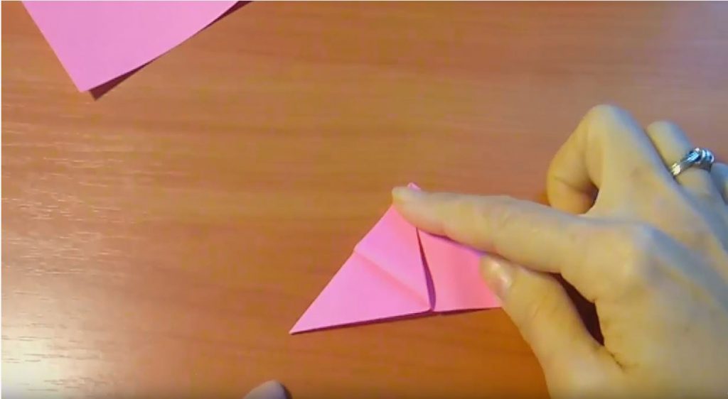 Нижний левый угол загибаем к середине