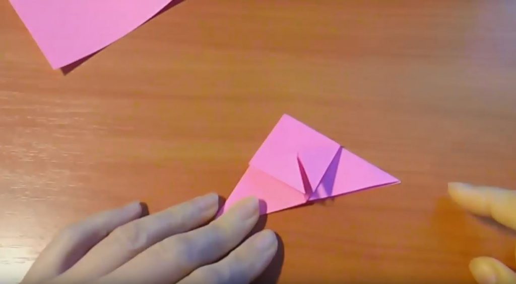 Первый и второй уголок сгибаем еще пополам, загнув вверх