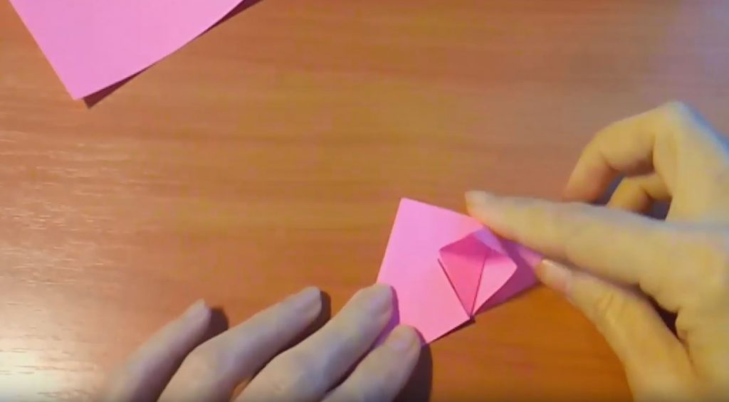 Отвернув уголок, получаем два треугольника