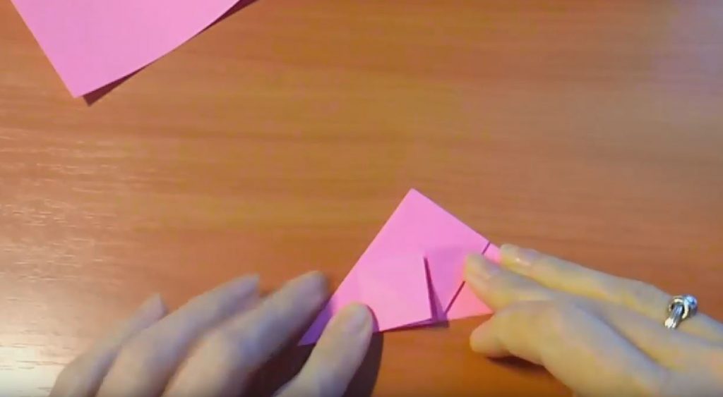 Надавливаем на сгиб