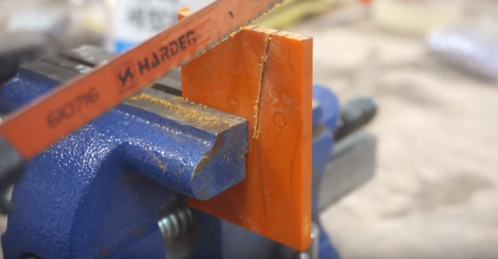 Вырезаем пилой