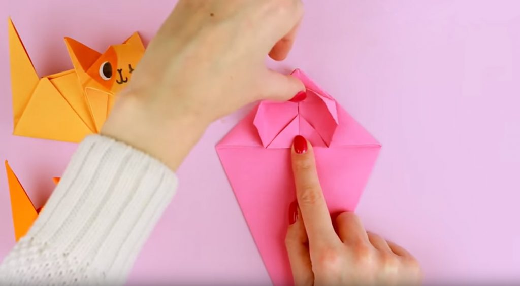 Разворачиваем, потянув вверх по складке