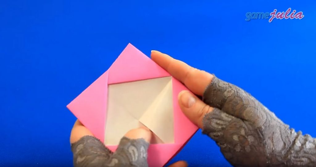 Правый верхний угол заправляем под левый верхний треугольник