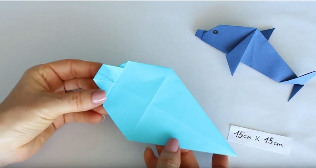 Отступив несколько миллиметров, снова загибаем угол вниз