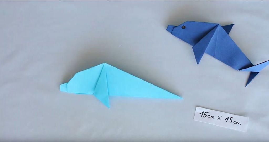 Сгибаем боковой треугольник так, что бы поделить складку пополам