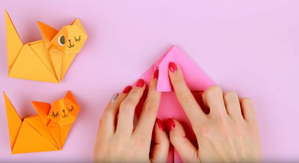 Отгибаем правую сторону влево