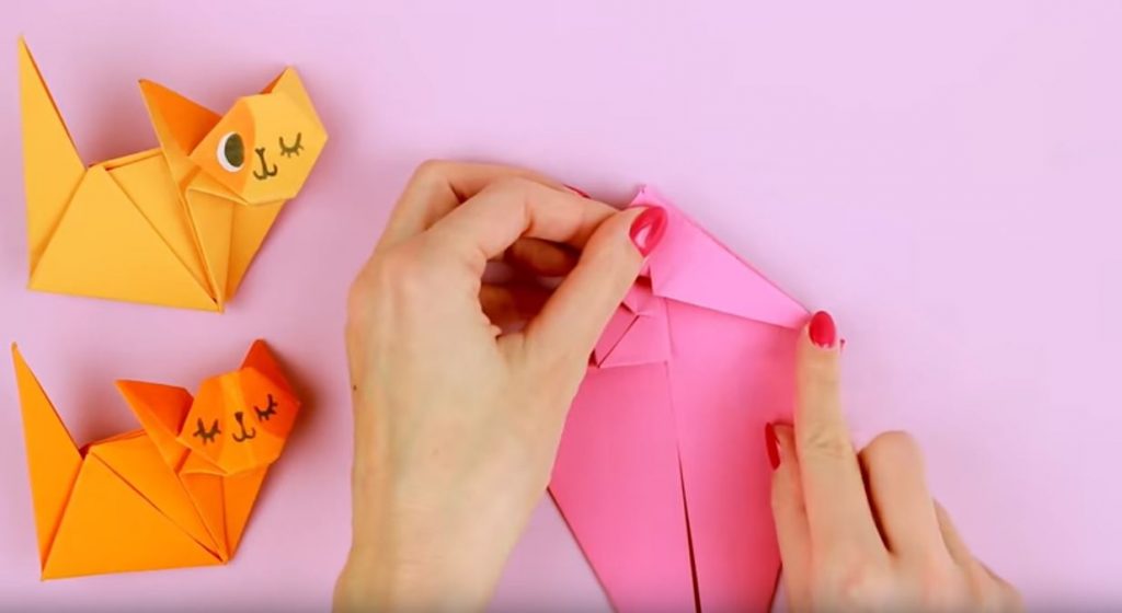 Загибаем нижнюю сторону вправо