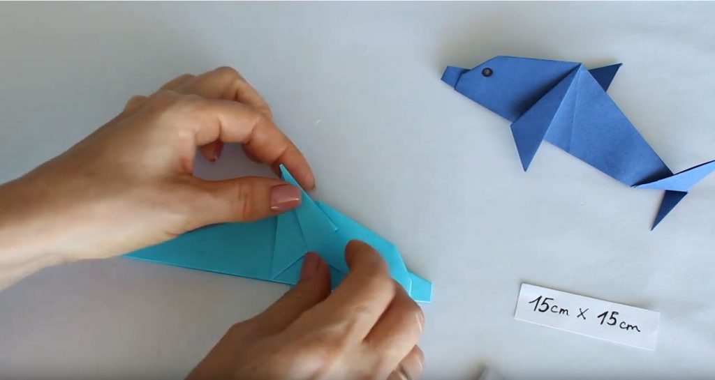 переворачиваем заготовку на другую сторону и отгибаем складку