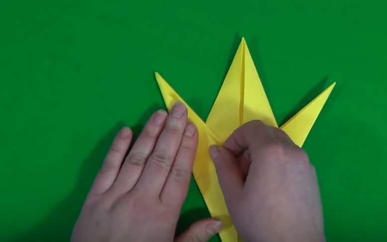 Подгибаем левый край