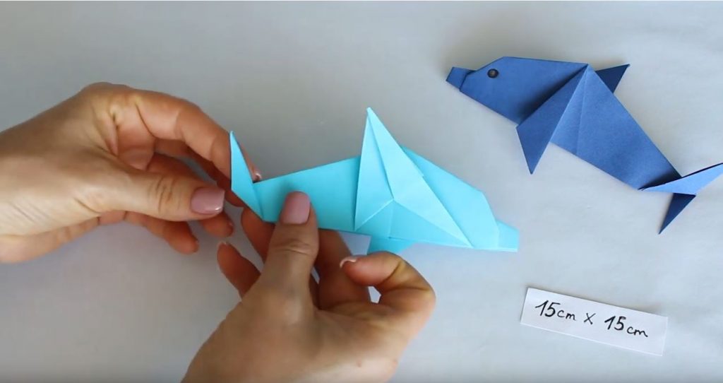 Загибаем край, из которого будем делать хвост, вверх