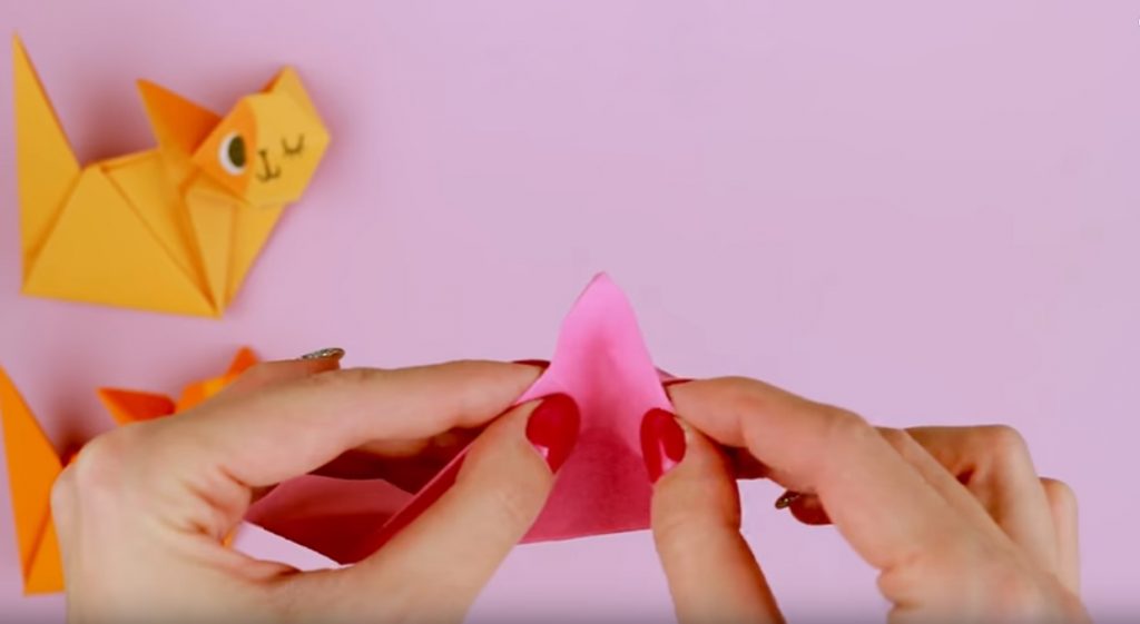 Складываем две прилегающие к верхнему углу стороны