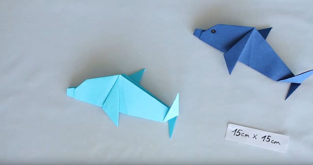 загибаем один угол вверх, а другой формируем вниз