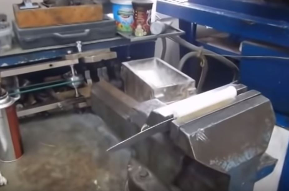 Зажимаем в тисках