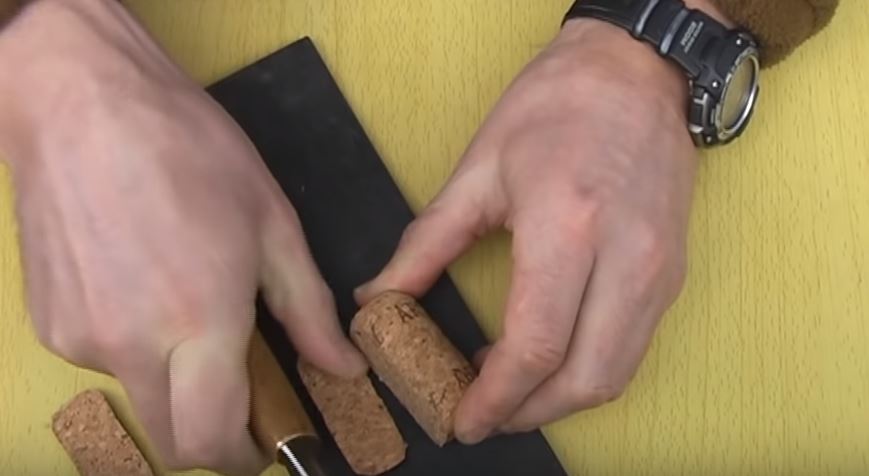 Обрезаем края пробок