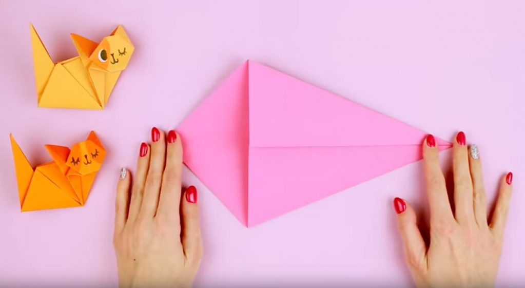 складываем два угла к центральному сгибу