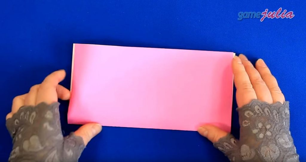 Складываем наш квадрат пополам