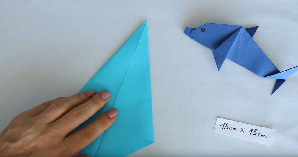 загибаем две стороны к диагональному сгибу